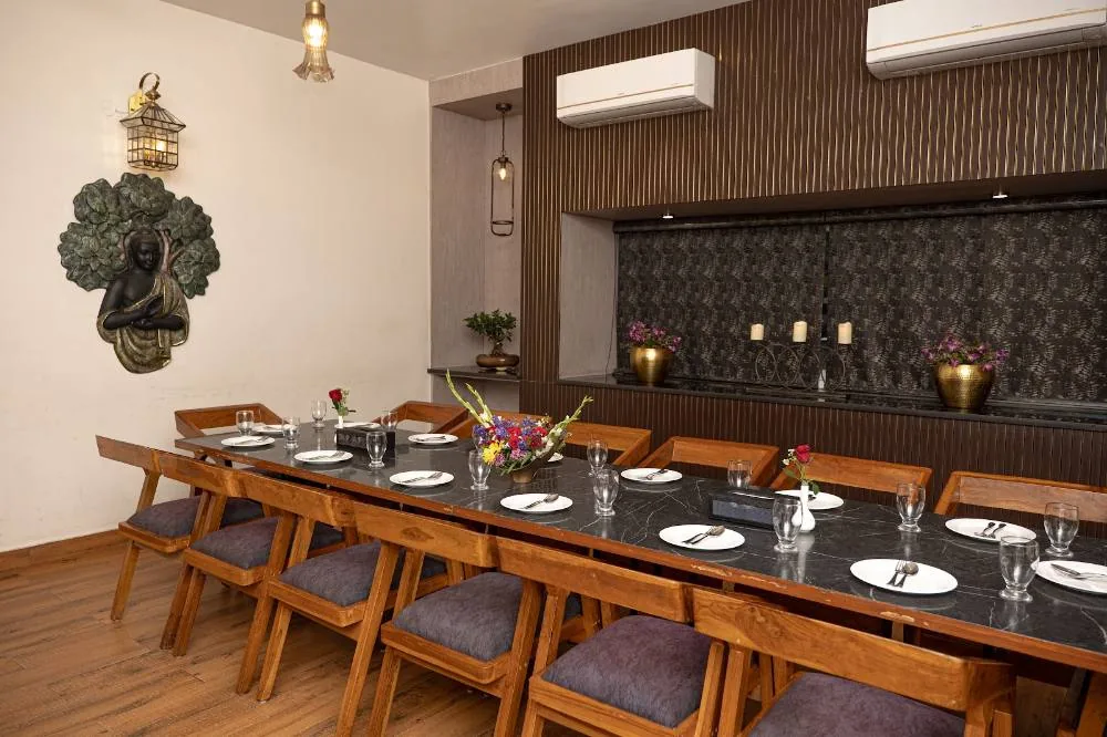 Indoor dining at Hari Nagar