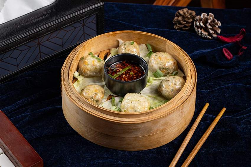 Steamed momos served with a dip